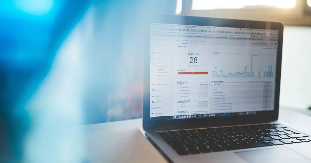 Laptop mostrando el panel de Google Search Console con el informe de rendimiento SEO